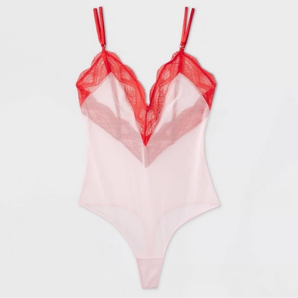 Auden Red and Pink Lace lencery, size M